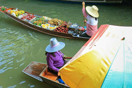 RATCHABURI, THAILAND - DECEMBER 21: Local peoples sell fruits at famous tourist attraction Damnoen Saduak floating market on December 21, 2014 in Ratchaburi, Thailand.のeditorial素材