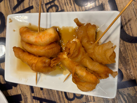 Deep fried deep-fried prawns in a white plate.