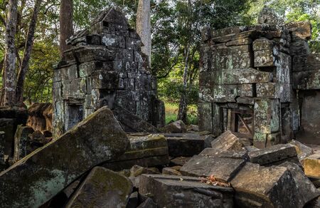 Artefakt archeologia Prasat Krahom Hindu Temple in Koh Ker. Archaeological Landscape of Koh Ker, Northwest Cambodia. Moss on the stone brick sandstone laterite blocks.の写真素材