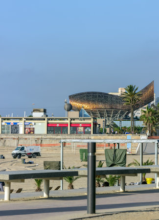Barcelona, Spain - August 17, 2012: Golden fish arch sculpture architect designed El Peixのeditorial素材