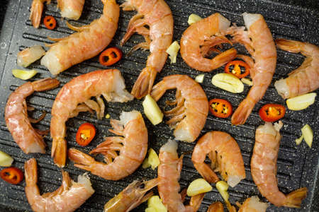 Fresh raw shrimp in a frying panの写真素材