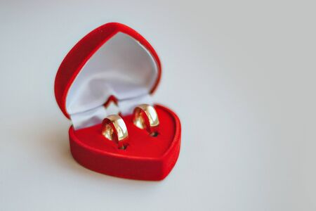 gold wedding rings at the weddingの写真素材