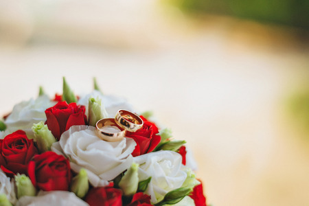 gold wedding rings at the weddingの写真素材