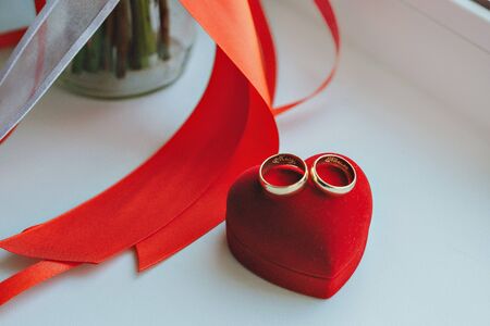 gold wedding rings at the weddingの写真素材