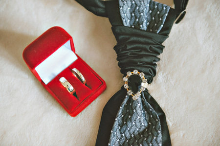 gold wedding rings at the weddingの写真素材