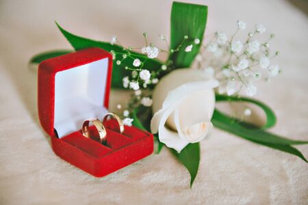 gold wedding rings at the weddingの写真素材