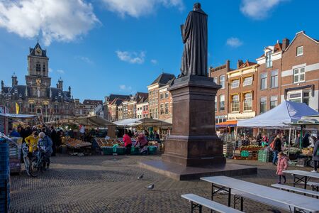Market shoppers at the Market Square in the center of Delft, Netherlands.のeditorial素材