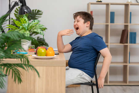 A student homeschools for a long time and yawns from fatigue.の写真素材