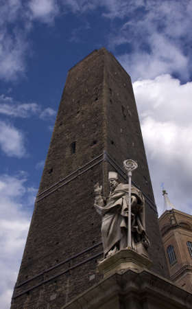 Asinelli Tower and Saint Petronius Statue in Bologna, Italyのeditorial素材