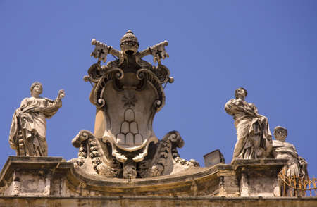 Saints on the roof of the St. Peter's Basilica in Vatican city, Italyのeditorial素材