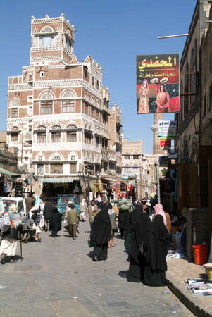 Sana, Yemen - 20 January 2008: people walking and buying on the market of old Sana on Yemenのeditorial素材