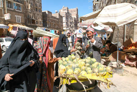 Sana, Yemen - 1 January 2008: people walking and buying on the market of old Sana on Yemenのeditorial素材