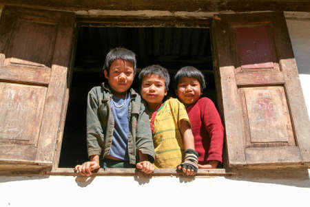 Joate (Kalaw), Myanmar - 12 January 2010: Children at the window of the school at the village of Joate on the mountains over Kalaw on Myanmarのeditorial素材