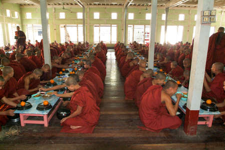 Mandalay, Myanmar, 17 January 2010: Monks eating at Mahagandayon Monastery in Mandalay, Myanmarのeditorial素材