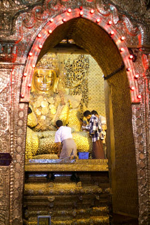 MANDALAY, MYANMARMAY - 19 January 2010: The Myanmar people venerated Buddha statue with the golden paper at Mahamuni Buddha temple in Mandalay, Myanmar.のeditorial素材