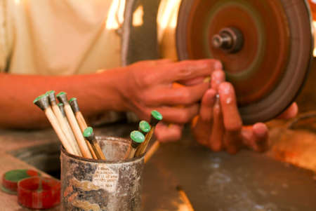 MANDALAY, MYANMARMAY - 19 January 2010: People processing of semi-precious stones on a factory of Mandaley, Myanmarのeditorial素材