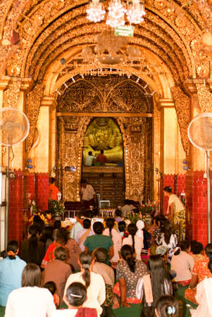 MANDALAY, MYANMARMAY - 19 January 2010: The Myanmar people venerated Buddha statue with the golden paper at Mahamuni Buddha temple in Mandalay, Myanmar.のeditorial素材