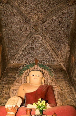 Buddha statue on the temple of Nanda Mannya at Bagan on Myanmarのeditorial素材