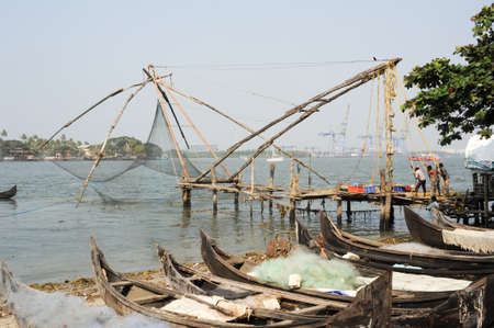 FORT KOCHI, INDIA - 16 JANUARY 2015: fishermen operate a Chinese fishing net based on ancient technology and traditional materials, ropes and stones at Fort Kochi, Kerala, Indiaのeditorial素材