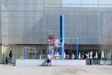Winterthur, Switzerland - 13 april 2007: children playing with the installations of the Swiss Science Center Technorama at Winterthur, Switzerlandのeditorial素材