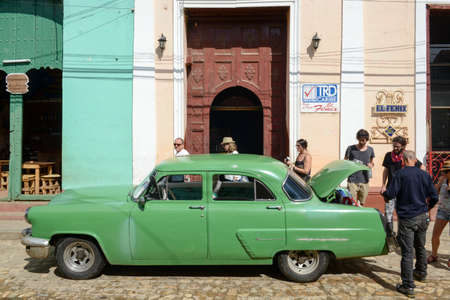 Trinidad, Cuba - 9 january 2016: people uploading the vintage car in the colonial town of Trinidad in Cubaのeditorial素材
