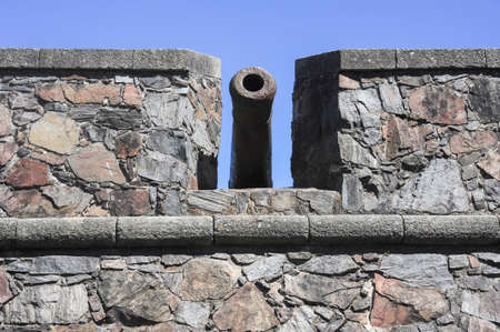 Old cannon behind the fortress wall in Colonia del Sacramento, Uruguayの写真素材