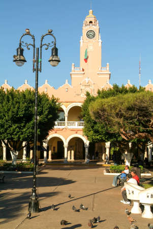 Merida, Mexico - 23 January 2009 - people sitting on the central square in front of the Town Hall at Merida, Mexicoのeditorial素材