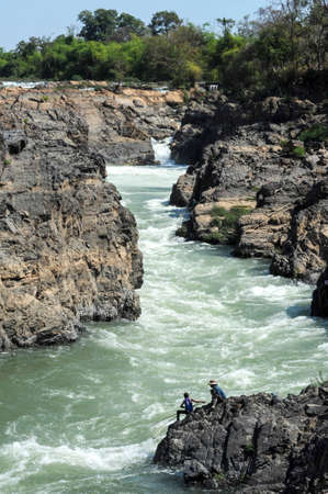 Don Khon, Laos - 25 January 2012: people fishing with a rudimentary network in the Mekong river at Don Khon island on Laosのeditorial素材