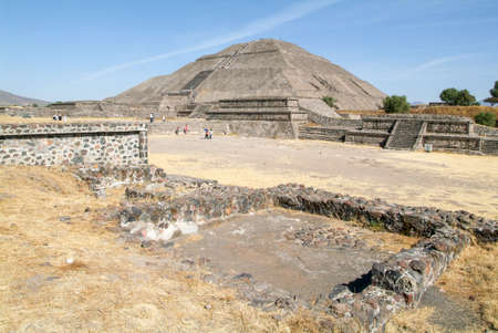 Teotihuacan, Mexico - 10 january 2009: people walking in front of sun pyramid at Teotihuacan en Mexicoのeditorial素材