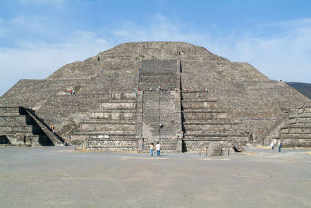 Teotihuacan, Mexico - 10 january 2009: people walking in front of moon pyramid at Teotihuacan en Mexicoのeditorial素材
