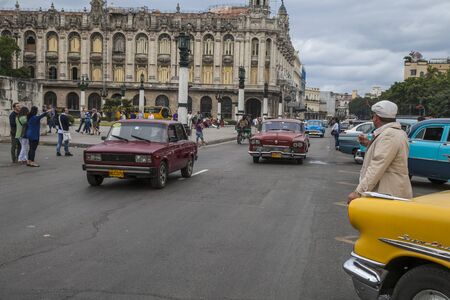 Havana, Cuba - 18 January 2013: The streets of Havana, very old American cars on the streets and horse-drawn coaches with tourists.のeditorial素材