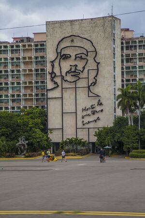 Havana, Cuba - 18 January 2013: Views of town center of squares and streets. A portrait of Che Guevara on the facade of the house.のeditorial素材