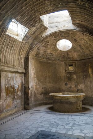 Photo pour POMPEII, ITALY - 8 August 2015: Ruins of antique roman temple in Pompeii near volcano Vesuvius, Naples, Italy. A view into the interior of a building of the city of Popmpeii with frescoes on the wall. - image libre de droit