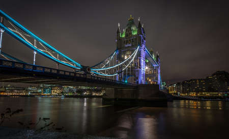 London, Uk - 12th December 2016: A view of the famous Tower Bridge over the River Thamesのeditorial素材