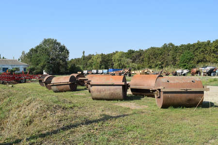 Trailer Hitch for tractors and combines. Trailers for agricultural machinery.