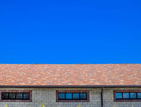 The house is made of beige bricks, the roof is covered with bitumen shingles. Metal plastic windows...
