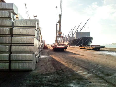 Aluminum ingots. Transportation of aluminum for export.