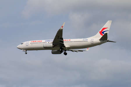 CHIANGMAI THAILAND - SEPTEMBER 2017 China Eastern airplane landing at Chiangmai international airport in Morning day on September 2,2017 in Chiangmai Thailandのeditorial素材
