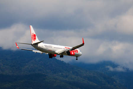 CHIANGMAI THAILAND - SEPTEMBER 2017 Thai Lion Air airplane landing at Chiangmai international airport in Morning day on September 20,2017 in Chiangmai Thailandのeditorial素材