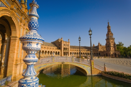 The Plaza de EspaÃ±a is a Square  located in the Parque de MarÃ­a Luisa in Seville, Spain  Built in 1928 for the Ibero-American Exposition of 1929  It is a landmark example of the Renaissance Revival style in Spanish architecture  The Plaza de EspaÃ±a, deのeditorial素材