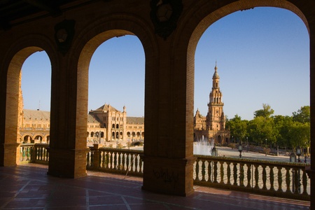 The Plaza de EspaÃ±a is a Square  located in the Parque de MarÃ­a Luisa in Seville, Spain  Built in 1928 for the Ibero-American Exposition of 1929  It is a landmark example of the Renaissance Revival style in Spanish architecture  The Plaza de EspaÃ±a, deのeditorial素材