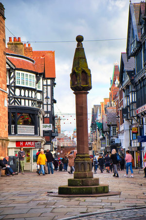 The High Cross with tourists and shopptreet, Chester, Cheshire, England,の写真素材