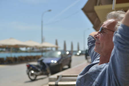 gray-haired man with hair verschränktenの写真素材