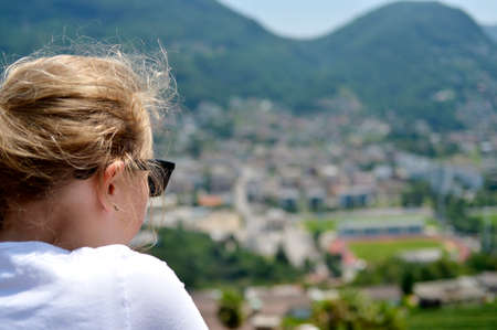 Sonnenbrillenmädchen overlooks the valley