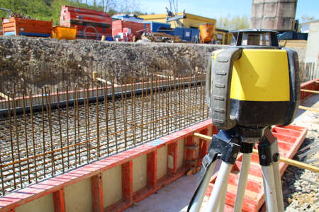 Leveling device for determining the height on a construction site with a planned background blur