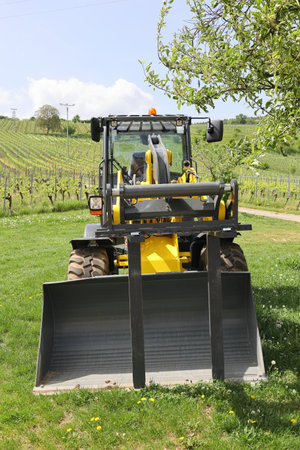 Wheel loader secured the bucket with his fork
