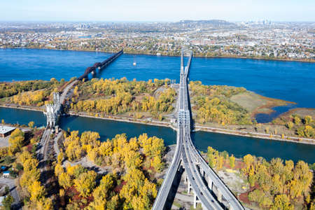 Montreal, October 20, 2016. Aerial view over the Mercier bridge linking Chatauguay to the Montreal island seen at fall. Canada.のeditorial素材