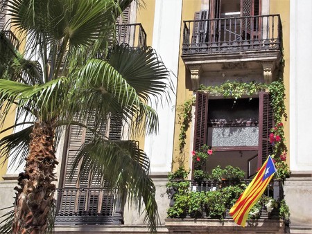 Barcelona, ??Spain, Europe. 2017-09-02. Catalan secessionist flag hanging on a balcony in the old quarter.のeditorial素材