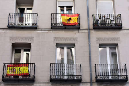 05-02-2020 Madrid, Spain. Spanish flags with black bows placed on the balconies in mourning for the victims of the coronavirus.のeditorial素材