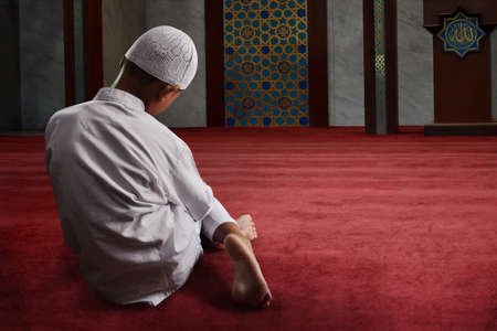 Asian muslim kid praying in mosqueの写真素材